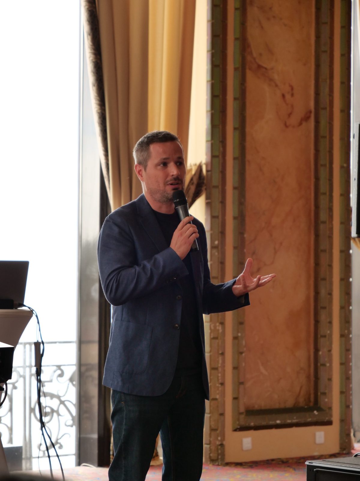 Paul-Louis Belletante, micro en main, pendant son pitch à Invest In Pays Basque 2026